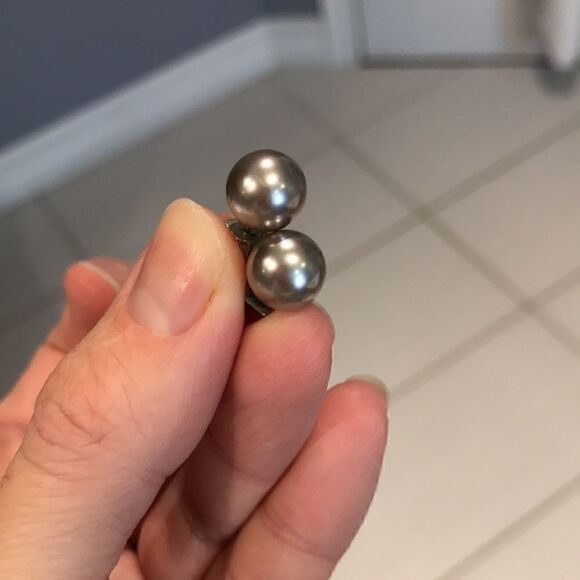 3/30$ Grey faux pearls earrings - Picture 2 of 3